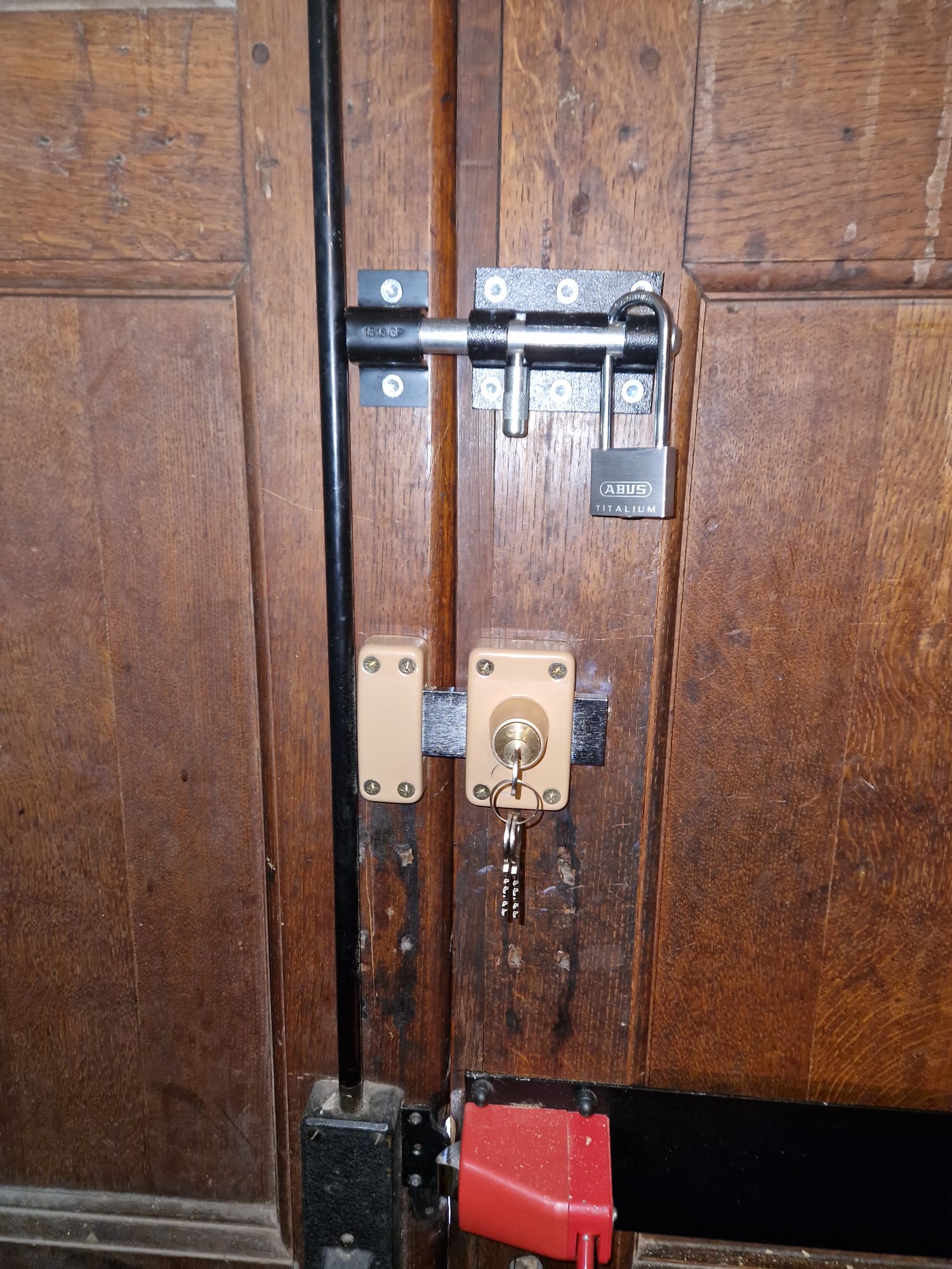 une porte blindée avec différent verrou