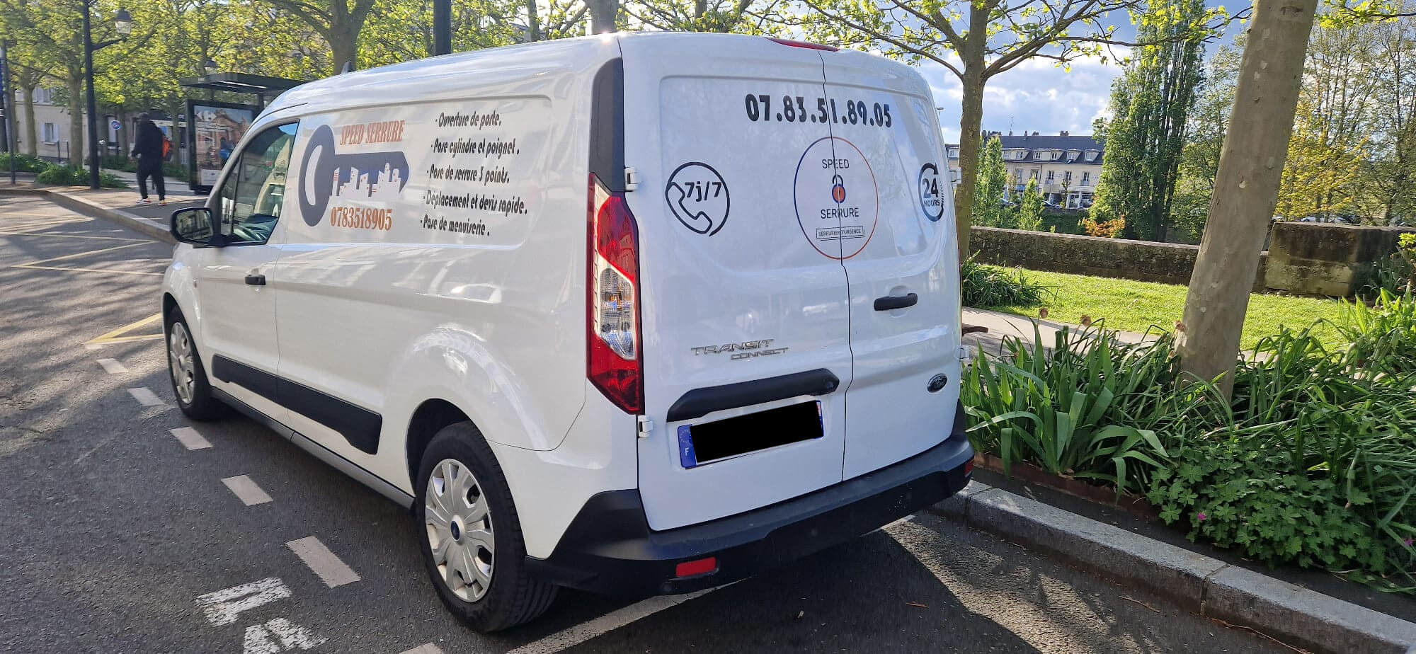 La camionnette blanche de la société de serrurier Speed Serrure 60 de dos.