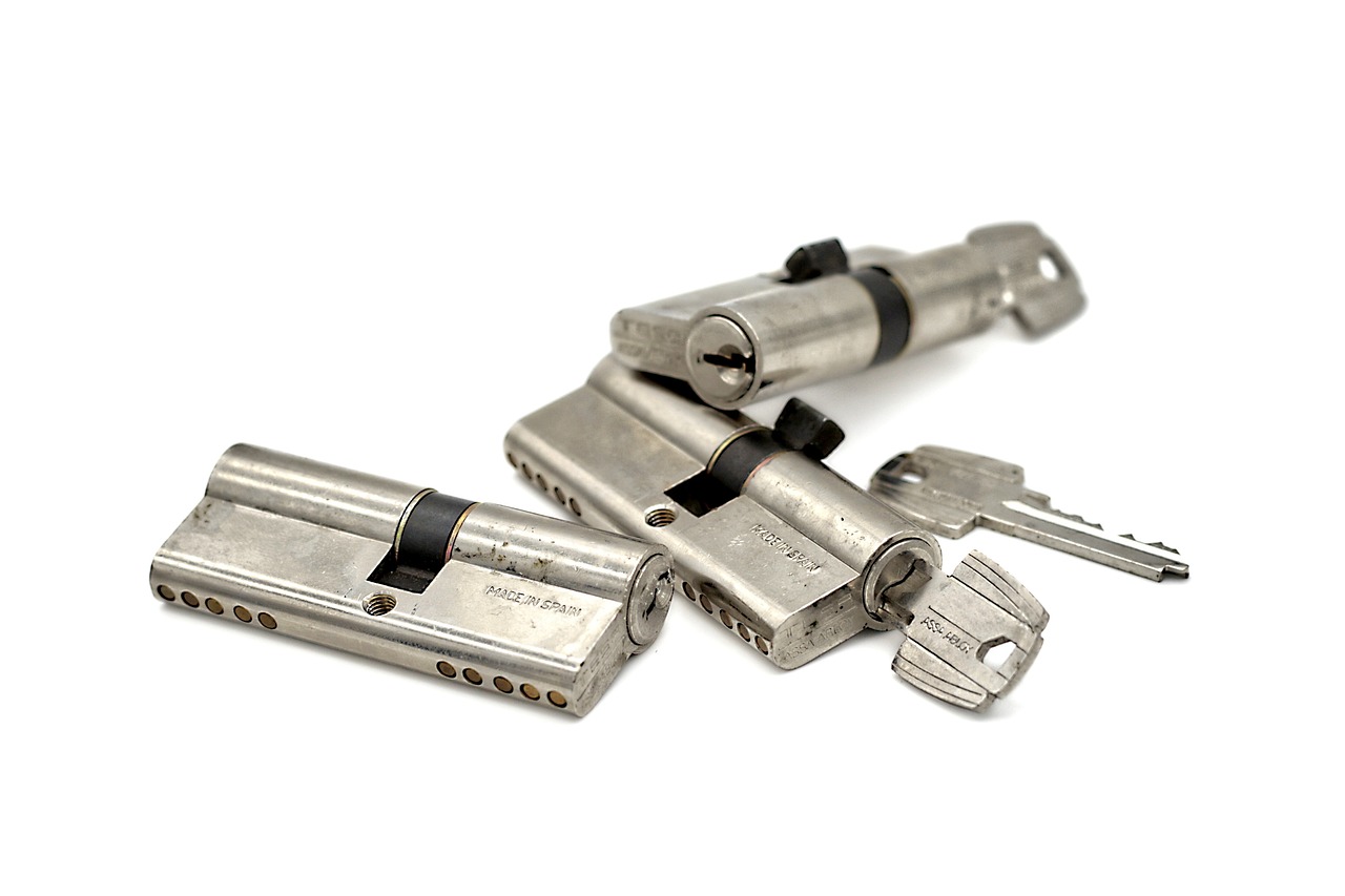 Plusieurs serrures empilées